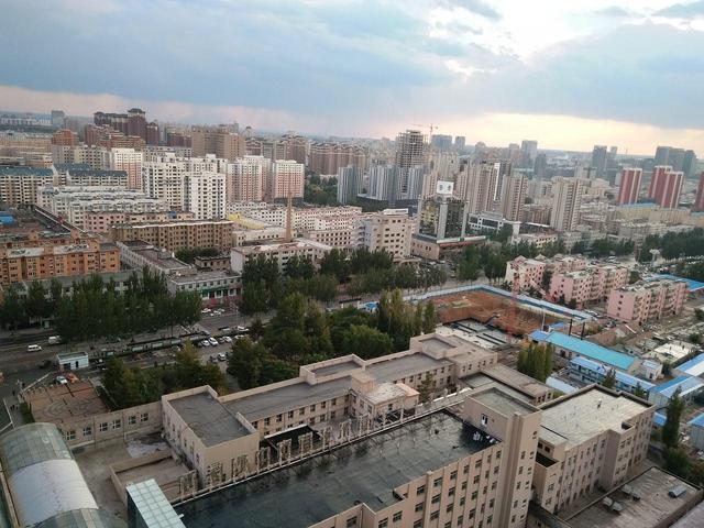 鄂尔多斯绿色转型之路，探索与挑战并存